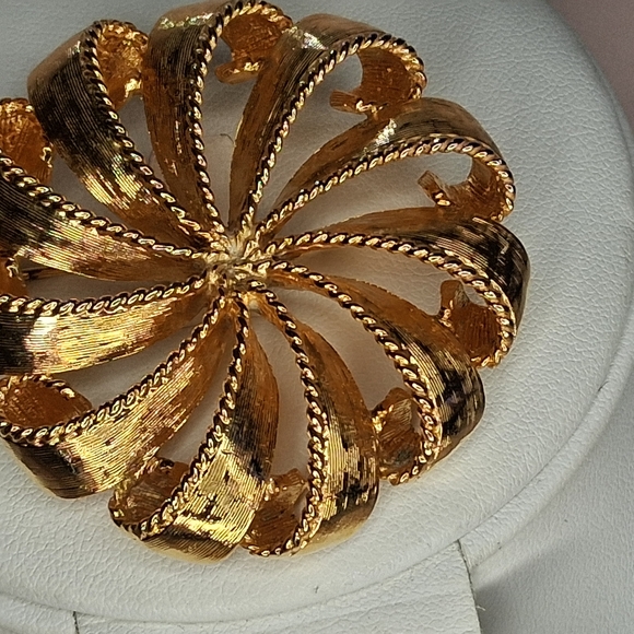Anne Klein AK Signed Gold Toned Round Circular Ribbon Brooch Sun Burst Swirl - Picture 3 of 9